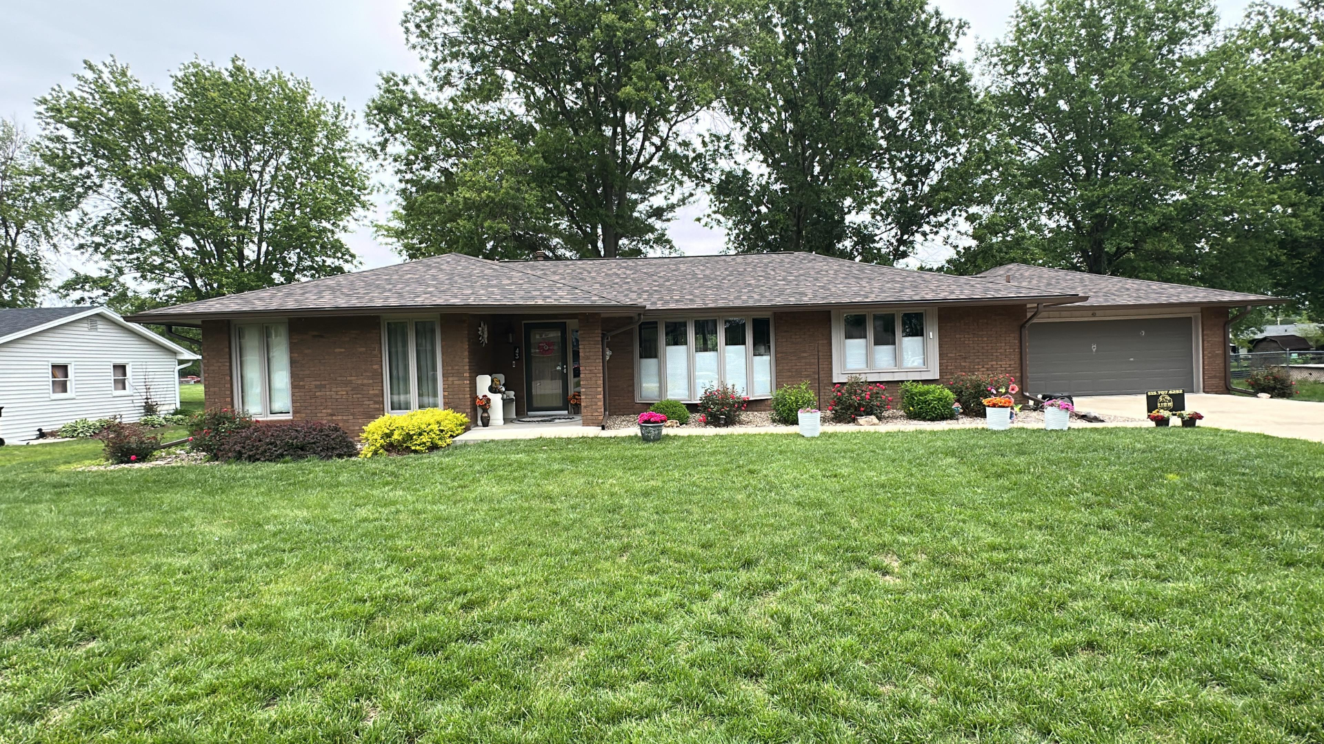 Completed asphalt shingle roofing project in Central Iowa